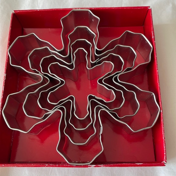 Wilton snowflake cookie cutters- set of 4 - Picture 1 of 5